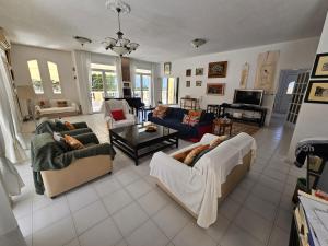 uma sala de estar com dois sofás e uma mesa em Villa Emily em Lagonissi