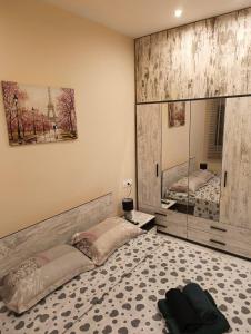 - une chambre avec 2 lits et un miroir dans l'établissement Phidias House, à Thessalonique