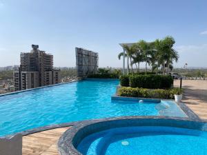 una gran piscina en la parte superior de un edificio en Diona Anukampa Suite with pool en Jaipur