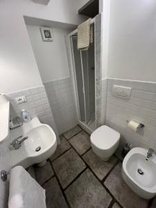 a white bathroom with a toilet and a sink at Casa del Pescatore in Monterosso al Mare