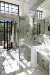 a bathroom with two sinks and a tub and a toilet at Vmaison Brera Milano in Milan