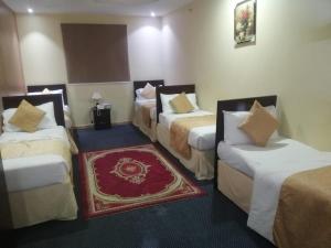 Giường trong phòng chung tại فندق قيروان المشاعر