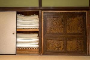 a closet with wooden cabinets and white towels at Hirataya - Vacation STAY 73480v 