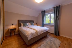 una camera da letto con un letto grande e una finestra di GREEN ViEW APARTMENTS a Kaludjerske Bare