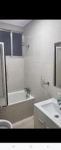 ein Badezimmer mit Badewanne und Waschbecken in der Unterkunft Tenerias3 in Castellón de la Plana + 5 Fotos