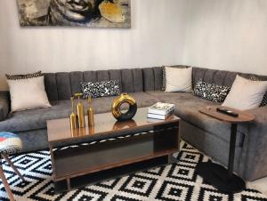 Una sala de estar con un sofá y una mesa de café. en cristal appart, en Essaouira