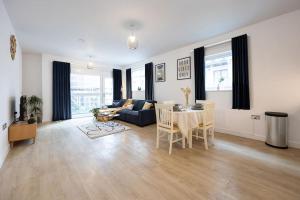 a living room with a blue couch and a table at City Centre - Luxe 2Bed Palazzo in Manchester