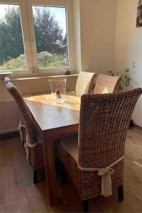 einem Esstisch mit 2 Stühlen und einem Fenster in der Unterkunft Stilvolles Zimmer auf der Schwäbischen Alb in Sonnenbühl