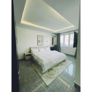 ein Schlafzimmer mit einem großen weißen Bett in einem Zimmer in der Unterkunft 3 bedroom service apartment Victoria Island Aij Residence in Lagos