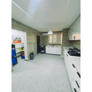 uma grande cozinha com armários brancos e balcões brancos em 3 bedroom service apartment Victoria Island Aij Residence em Lagos
