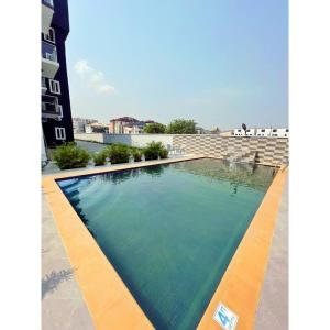 uma grande piscina no topo de um edifício em 3 bedroom service apartment Victoria Island Aij Residence em Lagos