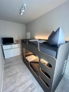 a bedroom with a bed in a room at HarzFokus - Beautynest - #Netflix#Wlan#Sauna#Zentrum in Wernigerode