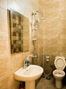 Ithaka Hostel في الإسكندرية: حمام مع حوض ومرحاض ودش