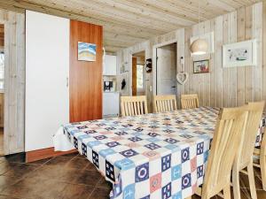 - une salle à manger avec une table et des chaises dans l'établissement 9 person holiday home in L kken, à Grønhøj