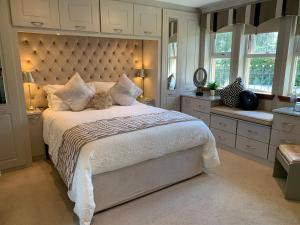 um quarto com uma cama grande com dois gatos em Ayrs and Graces - Luxury Bed and Breakfast em Ayr