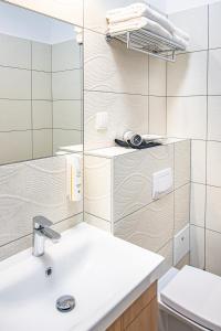 NOVY Hotel في جلونا غورا: حمام مع حوض ومرآة