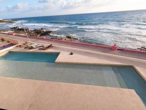 una piscina con vistas al océano en Oceandreams 3br 2ba - New Condo - Fantastic Views en Isla Mujeres
