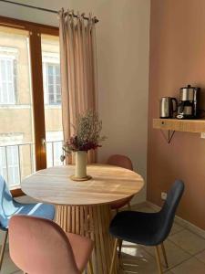 Příslušenství pro přípravu čaje a kávy v ubytování Loft au pied du Lubéron + 3 fotografie
