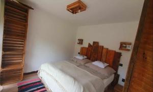 1 dormitorio con 1 cama grande en una habitación en Jaśkowa Stodoła, en AdamÃ³w