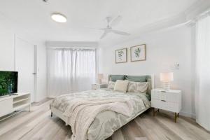 1 dormitorio blanco con 1 cama y TV de pantalla plana en 'Haven' Surfers Paradise en Gold Coast