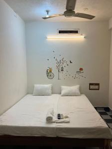 een slaapkamer met een bed met een witte sprei bij cg residency in Pondicherry