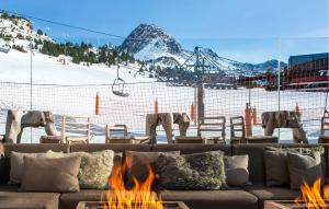 salon z kanapą i stokiem narciarskim w obiekcie Grau Roig Andorra Boutique Hotel & Spa w mieście Grau Roig