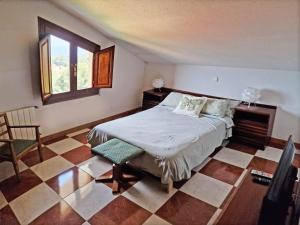 1 dormitorio con 1 cama y suelo a cuadros en Villa Rural Cantabria en Pechón