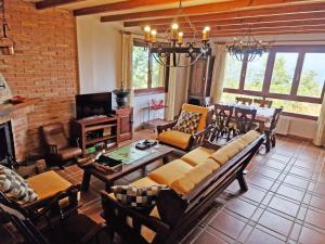 Villa Rural Cantabria في بيتشون: غرفة معيشة مع أريكة وطاولة