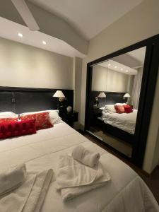 מיטה או מיטות בחדר ב-HOTEL COLL OFICIAL - BRAGADO Provincia de Bs As