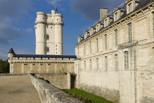 Porte de Paris, 4 voyageurs, wifi, Jeux olympiques في فينسين: قلعة عليها برجين بيض