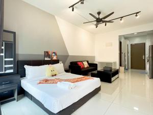 a bedroom with a large bed with a ceiling fan at Central Park 5min Angsana Mall JCHome By MWM in Johor Bahru