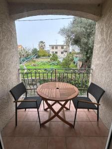 d'une table et de chaises sur un balcon avec vue. dans l'établissement VILLA CONSTANCE 3 Antibes, à Antibes