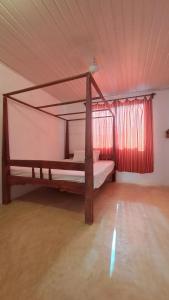 1 Schlafzimmer mit 2 Etagenbetten in einem Zimmer in der Unterkunft Roof Top Private House in Lamu