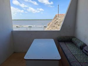 Una mesa en una habitación con vistas al agua en Roof Top Private House en Lamu