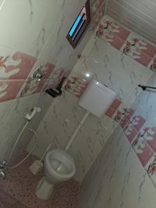 W łazience znajduje się toaleta i umywalka. w obiekcie Roof Top Private House w mieście Lamu