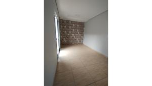 um corredor vazio com uma porta e uma parede de tijolos em Casaville em Joinville