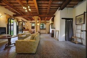 ein Wohnzimmer mit 2 Sofas und einem Kamin in der Unterkunft Luce tra i Faggi in Montemaggiore al Metauro