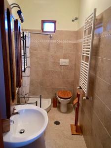 a bathroom with a sink and a toilet at Il Tramonto su Tivoli in Tivoli