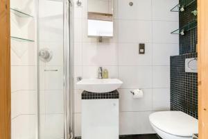 1 Bedroom Edgeware Retreat في لندن: حمام أبيض مع حوض ومرحاض