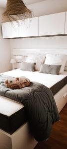 a bedroom with two beds with baskets on top of them at Au Cordouan in Le Verdon-sur-Mer