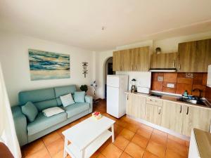 卡拉聖維森特的住宿－Apartamento en Ibiza，带沙发的客厅和厨房