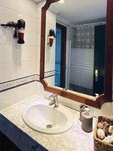 bagno con lavandino e specchio di Apartamento en Ibiza a Cala San Vicente