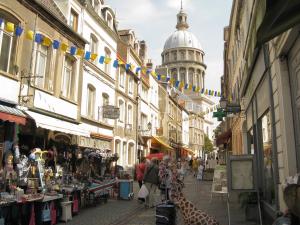 a city street with a tall building with a cathedral at Une escale à Boulogne - Appartement au coeur de la ville avec Parking privé in Boulogne-sur-Mer