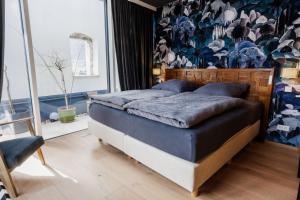 um quarto com uma cama com papel de parede floral em Luxus Penthouse mit Panoramablick em Bad Ischl