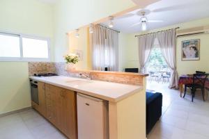 Imagem da galeria de Sunny Home by the Sea em Tel Aviv