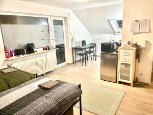 a living room with a kitchen and a dining room at Sky Studio Apartment 1,5 Zimmer für 4 Leute Zentral 35qm S-Bahn Mercedes Benz in Magstadt
