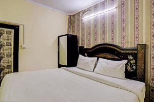 Un pat sau paturi într-o cameră la Hotel Crystal INN