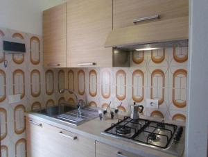 A kitchen or kitchenette at Nice Apartment with Pool and Tennis court - Beach Place Included by Beahost