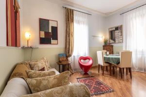 ein Wohnzimmer mit Sofa und Tisch in der Unterkunft Appartamento Luxury Ai Greci in Venedig