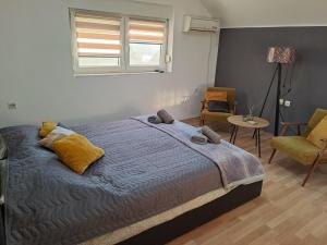 Un pat sau paturi într-o cameră la Apartman 1 - Banoštor